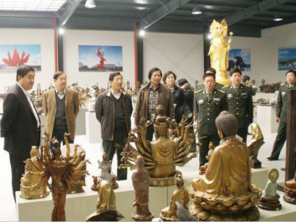 2009年3月29日济南军区原副司令李洪程中将、潍坊军分区司令员卞长伟、临朐县委书记刘建国等领导来华艺万搏网-万搏网（中国）
视察指导，傅绍相总经理介绍万搏网-万搏网（中国）
艺术