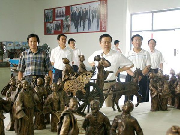 2008年8月5日山东省政协副主席、省工商联主席王乃静莅临华艺万搏网-万搏网（中国）
视察指导，傅绍相总经理介绍《风筝魂》群雕