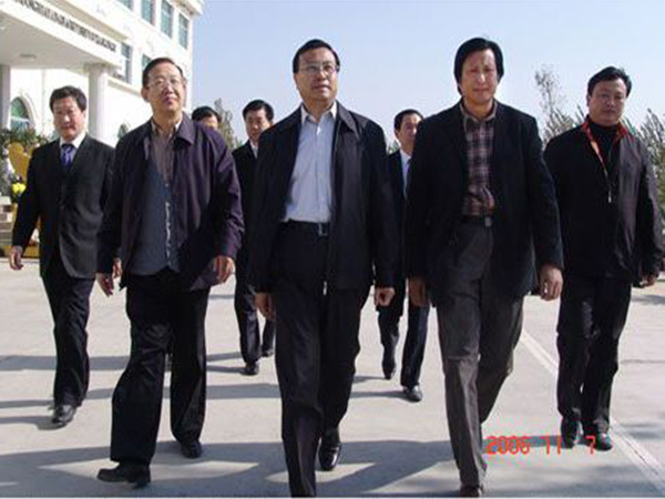 山东省副省长才利民、潍坊市市长许立全等领导于2006年10月7日莅临华艺万搏网-万搏网（中国）
视察指导，傅绍相总经理介绍的是艺术