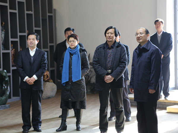 山东省人民政府副省长季缃绮,省文化厅副厅长胡上山,潍坊市人民政府副市长王桂英等领导在临朐县委书记顾建华的陪同下来华艺万搏网-万搏网(中国)
视察指导并参观华艺万搏网-万搏网(中国)
馆,董事长傅绍相介绍企业情况及万搏网-万搏网(中国)
艺术