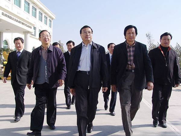 中共山东省委常委、政法委书记才利民莅临华艺万搏网-万搏网（中国）
视察指导，傅绍相总经理介绍万搏网-万搏网（中国）
艺术。