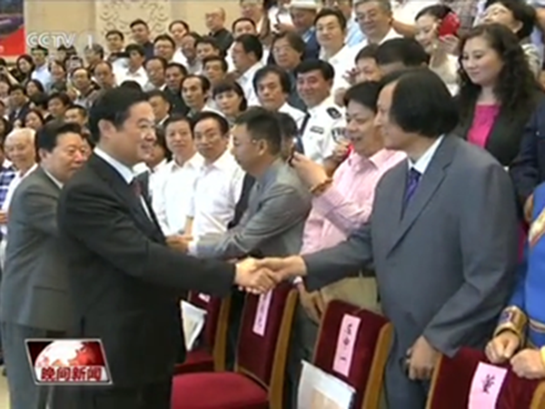 2016年6月13日至15日,中国民间文艺家协会第九次全国代表大会在北京京西宾馆隆重举行,中央政治局委员、书记处书记,中宣部部长刘奇葆,中国文联主席孙家正,中国民间文艺家协会主席潘鲁生等各级领导参加。华艺万搏网-万搏网(中国)
董事长傅绍相参加代表大会,并与刘奇葆部长亲切握手。