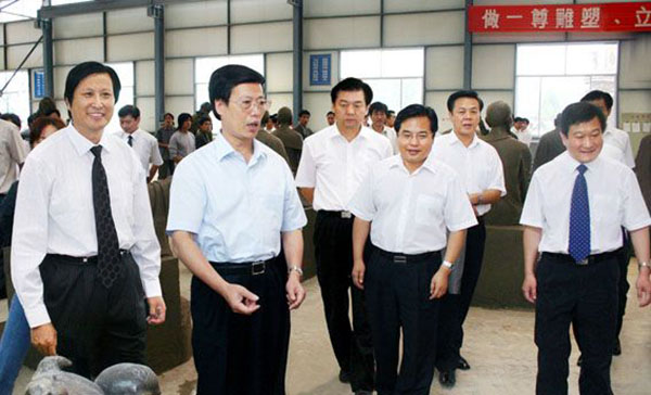 中央政治局常委、国务院副总理张高丽莅临华艺万搏网-万搏网（中国）
视察指导，傅绍相总经理介绍万搏网-万搏网（中国）
艺术