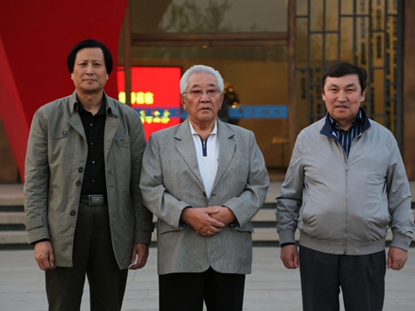 蒙古国前总理宫嘎·道尔基、现任议员巴克先生来华艺万搏网-万搏网（中国）
视察指导，并题字留念，及进行项目洽谈合作等。傅绍相总经理陪同参观并向客人介绍万搏网-万搏网（中国）
艺术。