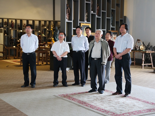 原中国人民解放军海军司令员石云生上将一行在潍坊原市人大副主任王永兴、临朐县刘裕斌县长的陪同下来华艺视察指导并题字留念，傅绍相总经理向客人介绍万搏网-万搏网（中国）
艺术。