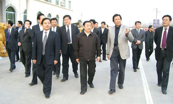 山东省委副书记、省长韩寓群、潍坊市委书记张新起一行莅临华艺万搏网-万搏网（中国）
参观指导，傅绍相总经理介绍万搏网-万搏网（中国）
艺术