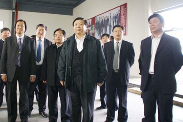 山东省委副书记、省长姜大明、副省长贾万志、潍坊市委书记张新起等领导于2009年4月15日莅临华艺万搏网-万搏网（中国）
视察指导，总经理傅绍相介绍万搏网-万搏网（中国）
艺术。