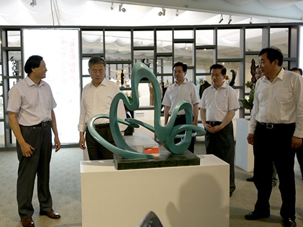 山东省委副书记，山东省人民政府郭树清省长，潍坊市委杜昌文书记，潍坊市刘曙光市长等领导来华艺万搏网-万搏网（中国）
视察指导，临朐县委书记顾建华陪同参观，傅绍相总经理介绍企业情况及万搏网-万搏网（中国）
艺术。