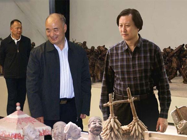 中央政治局委员、中央军事委员会副主席许其亮来华艺万搏网-万搏网（中国）
视察指导，傅绍相总经理介绍万搏网-万搏网（中国）
艺术