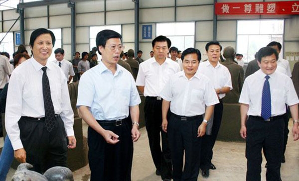 中央政治局常委、国务院副总理张高丽莅临华艺万搏网-万搏网（中国）
视察指导，傅绍相总经理介绍万搏网-万搏网（中国）
艺术