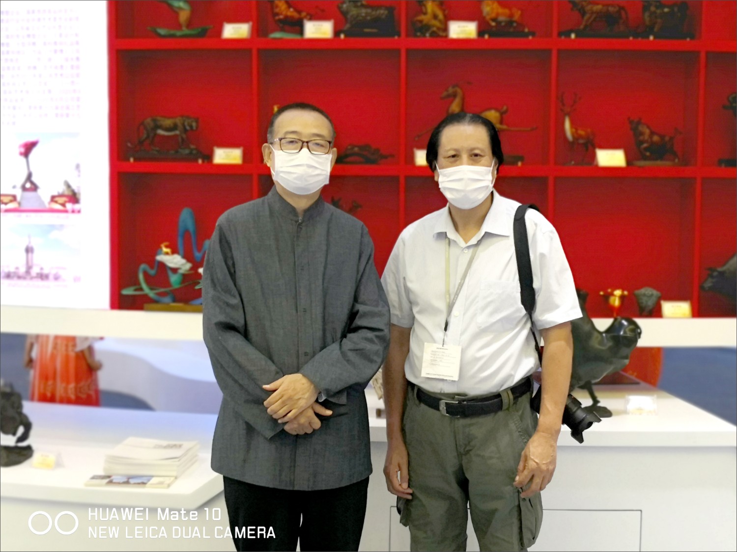 6中国文联副主席、中国民间文艺家协会主席、山东工艺美术学院院长潘鲁生